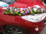 Украшение цветами свадебного автомобиля